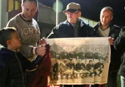 Con la gigantografia del Grande Torino, il passaggio di consegne nel Toro Club  tra Giovanni Arnaudo, leva 1924, che ha visto giocare gli Invincibili, e il piccolo Federico